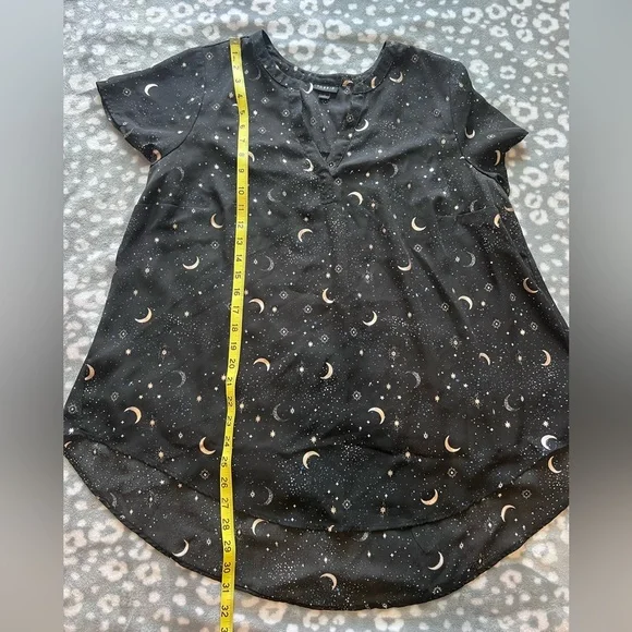 Torrid Celestial Moon & Star Print Chiffon V-Neck Blouse Black Gold Size 1 - Picture 7 of 8